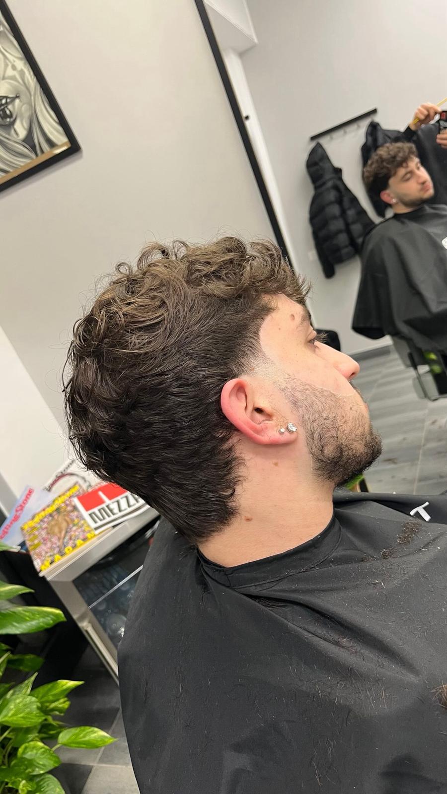 Taglio con texture e ricci eseguito da Salon for District